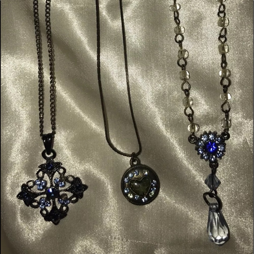 THREE GORGEOUS VINTAGE BLUE PENDANT NECKLACES